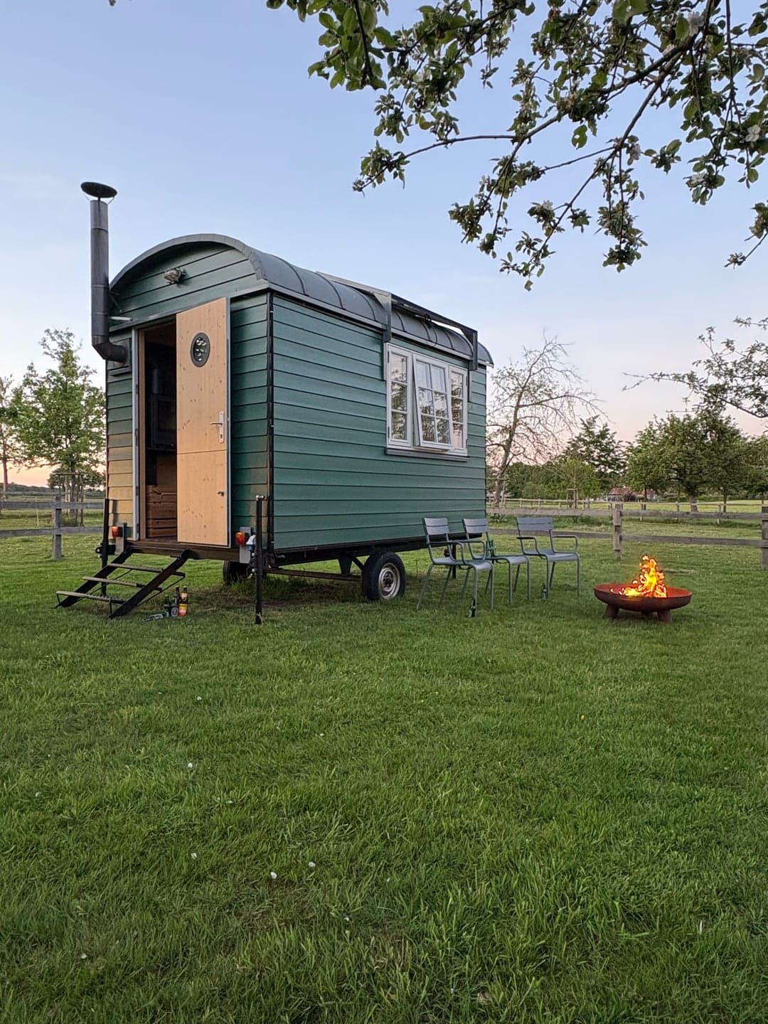 bauwagen bei nacht gemütlich natürlich tiny house raus in den bauwagen